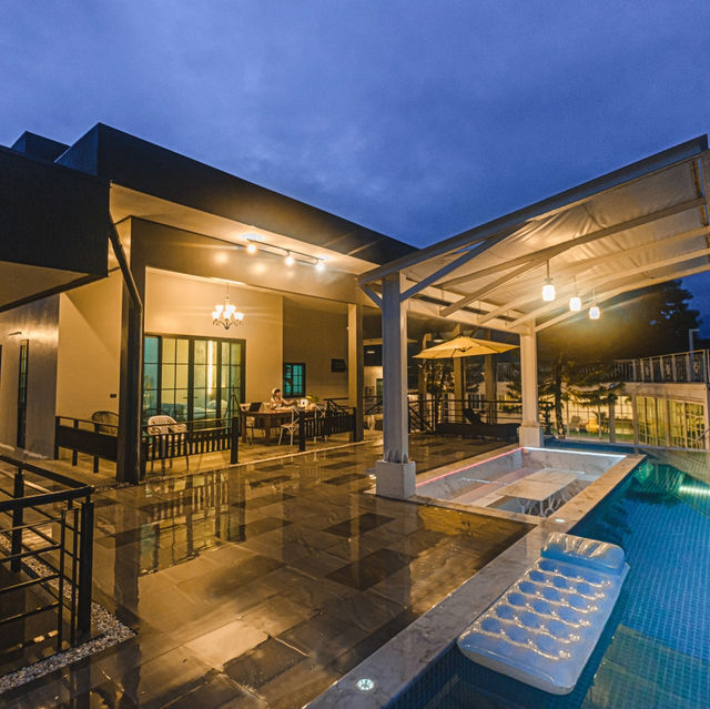 บ้านพักในจังหวัดเลย มีสระกว้างและอ่างจากุชซี่