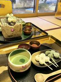 紅葉が素敵なお店🍁自分で焼くお団子は焼き立てホクホク！