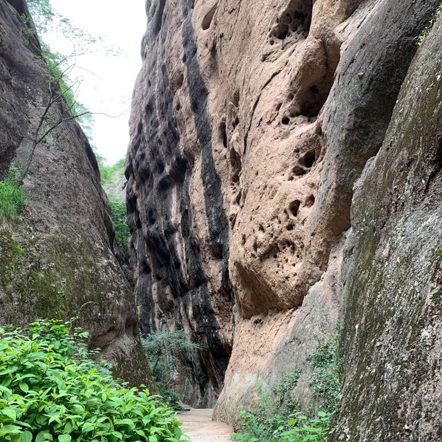 巖山：風光明媚的自然寶庫 ⛰️🌄