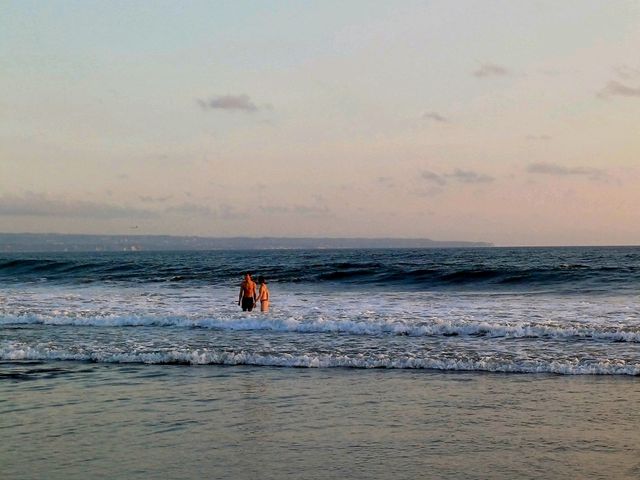 【巴釐島】水明漾海灘：清澈海水、細膩沙灘，適合拍照和衝浪新手