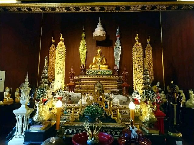 ชม..พิพิธภัณฑ์โฮงหลวงแสงแก้ว