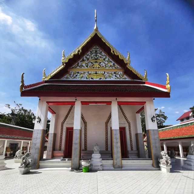 สักการะหลวงพ่อโพธิ์ พระพุทธรูปศิลาสมัยสุโขทัย