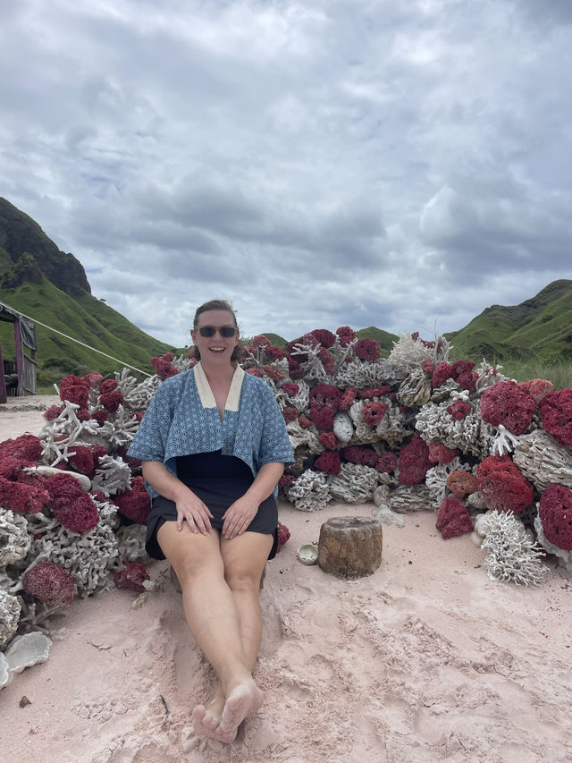A Visit to Pink Beach on Padar Island: A Must-See Wonder! 🏖️🌸