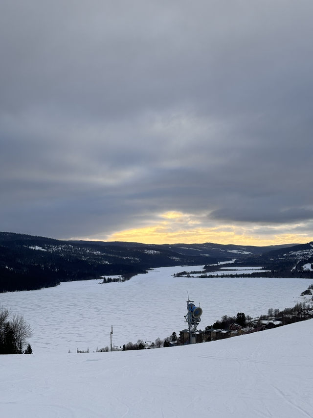 🏔️ Skiing Adventure in Åre: A 2-Day Getaway with Snow, Fun, and Maggie! ❄️