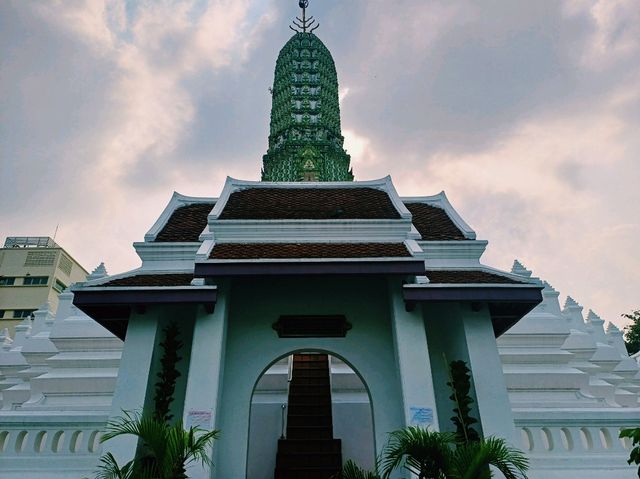 泰國曼谷湄南河畔著名皇家古跡寺廟景點：Wat Ratchaburana Ratchaworawihan 拉嘉布拉那寺，適合拍照📸打卡冥想