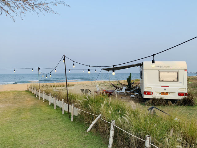 Eureka Beach Cafe Huahin พักผ่อนสุดชิลในรถบ้านริมเ