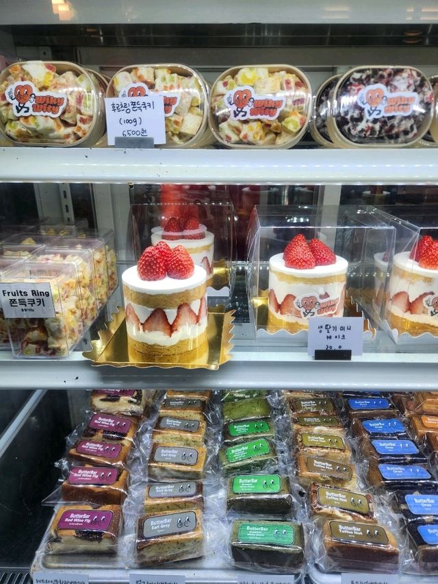 ❣️따뜻한 봄엔 알록달록 감성 넘치는 카페로, "위키위티디저트카페 산본점"❣️