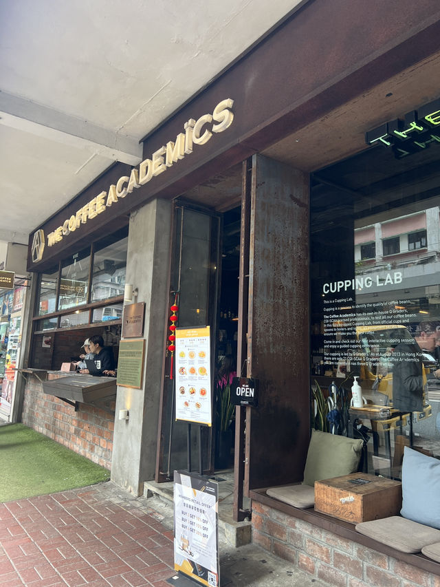  《工業風打卡Cafe🔥睇住電車路食野幾Chill》