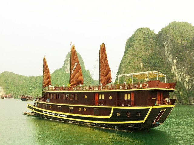 ล่องเรือชิลๆ ชมวิวสุดอลังที่ฮาลองเบย์
