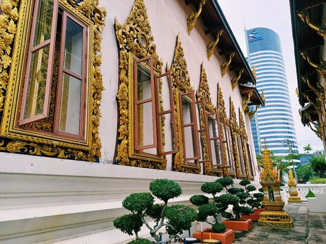 泰國曼谷湄南河畔著名古跡皇家寺廟景點：Wat Uthai Tharam，雄偉泰式寺廟建築群，適合打卡拍照📸