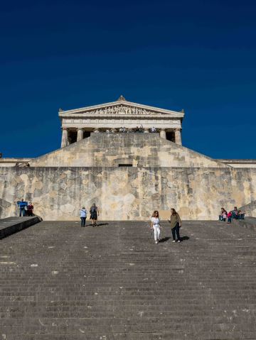 A spectacular view overlooking the Danube! The magnificent architecture of the Walhalla Temple 🏛️✨