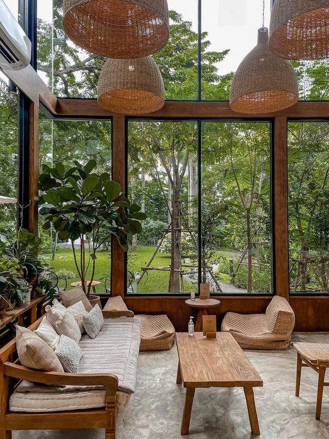 曼谷有氧森林系咖啡館 MiVana——玻璃屋裡的一整天
