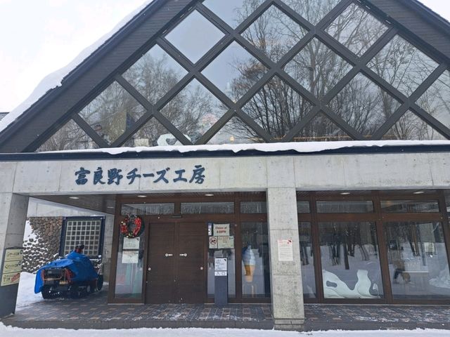 北海道旅遊🥳富良野起司工房😍品嚐出產最馳名的起司牛奶奶油類食品🧀
