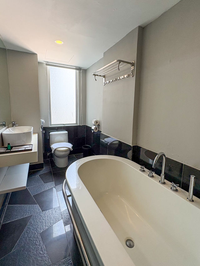 Days Hotel & Suites by Wyndham, 5-mins Walk Away from LRT & MRT Stations