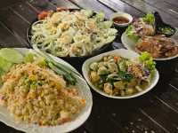 ร้านอาหารติดริมโขง