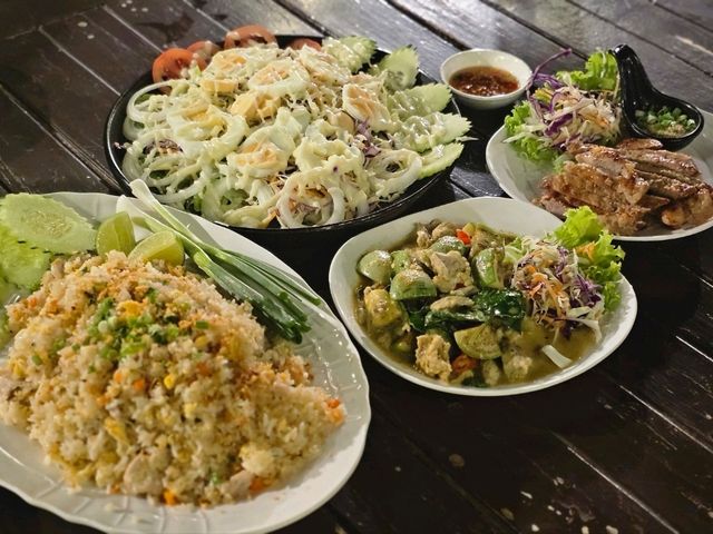 ร้านอาหารติดริมโขง