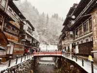 去到阿信的故鄉山形縣「銀山溫泉」擁有超過500年歷史以上的溫泉區。 走進《千與千尋》湯屋！超夢幻「雪景溫泉街」♨️ 「銀山溫泉」的日與夜景色，古色古香的溫泉老街，彷彿穿越時空回到了大正時