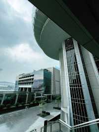 Majestic Sights in the Rain: An Afternoon Stroll by the Fullerton Bay Hotel 