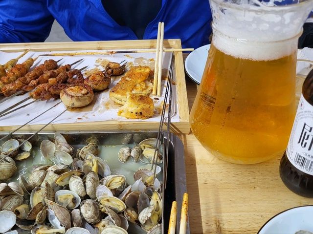 青島 在這 五月份 非常知多薔薇花的玫瑰花 在老婆 是一個非常歐洲化的 地方 雖然 處於中國內 但在這裏旅遊 竟然分不清自己 是否在歐洲呢 亦有非常知多的 海鮮 海產非常豐富 景點 有嶗山 山形非常漂