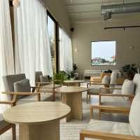 ☕ Good Neighbor Cafe – คาเฟ่มินิมอลสุดชิคในมหาชัย