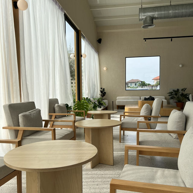 ☕ Good Neighbor Cafe – คาเฟ่มินิมอลสุดชิคในมหาชัย