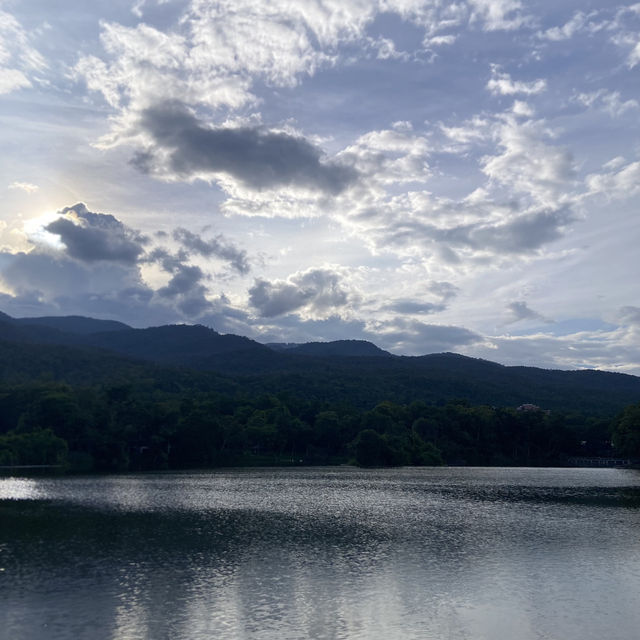 📍อ่างแก้ว มช. – เชียงใหม่ ถ่ายรูปชิค ๆ ริมน้ำ 