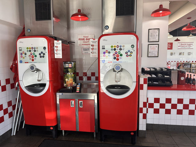 【Five Guys｜アメリカ発！選べるトッピングで自分だけの最強バーガー🍔】