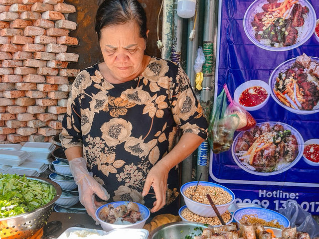 Bún Thịt Nướng Chả Giò ร้านหมูย่างข้างถนน