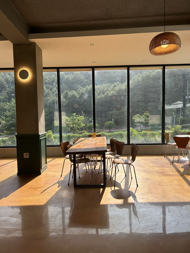 자연을 담은 통창, 마음이 쉬어가는 곳🌳