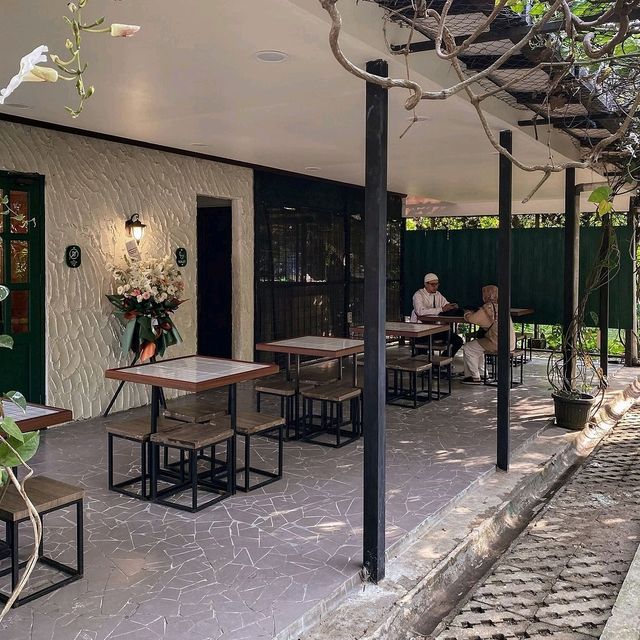 Little Contrast Cafe