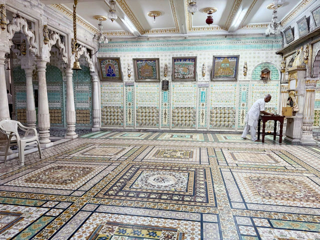 【インド・コルカタ Panchayati Temple】色彩と信仰が調和する地元民の祈りの場