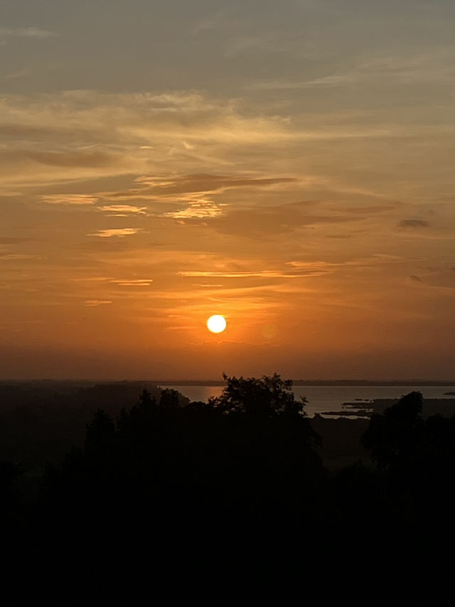 🛕 Sunset at Bayon Temple — A Once-in-a-Lifetime Moment You’ll Never Forget