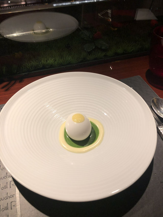 Dining at Joël Robuchon Hong Kong: A Culinary Masterpiece 🇭🇰