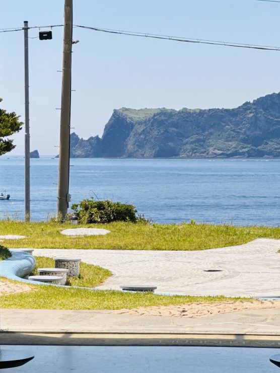 A Tranquil Botanical Oasis with Convenient Access