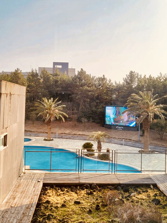 Pet-Friendly Resort with Diverse Dining Options