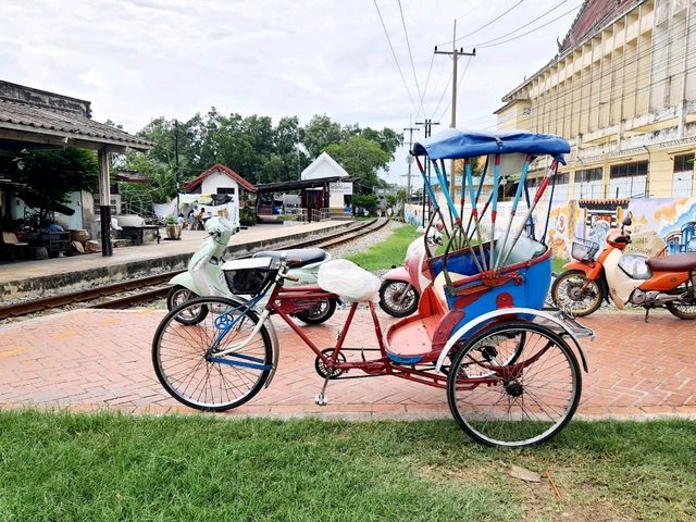 สถานีรถไฟบ้านแหลมนั่งสามล้อชมเมืองท่าฉลอม