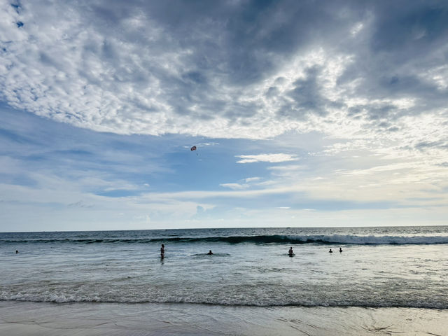 พักผ่อนสุดฟินที่หาดกะรน ความงามของทะเลภูเก็ต