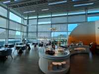 富國島機場候機，走進 THE Sens Lounge，立刻被高挑採光與現代設計吸引