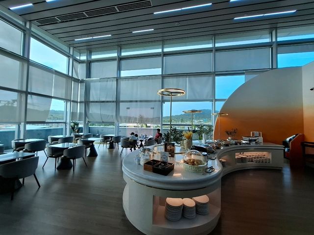 富國島機場候機，走進 THE Sens Lounge，立刻被高挑採光與現代設計吸引