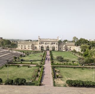 바라 이맘바라 – 럭나우 중심에 자리한 웅장한 건축물