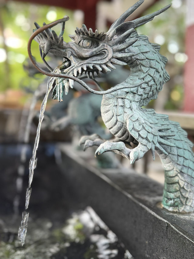 日本神社|龍口吐泉的淨水亭——以清泉洗手漱心,在水聲裡跨越凡俗與神域的界限 日本神社|龍口吐泉的淨水亭——以清泉洗手漱心,在水聲裡跨越凡俗與神域的界限