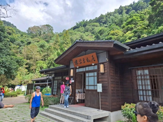 位於新竹五峰的清泉部落，除了被青翠山林環抱、溪水潺潺，還隱藏著一段動人歷史—張學良故居