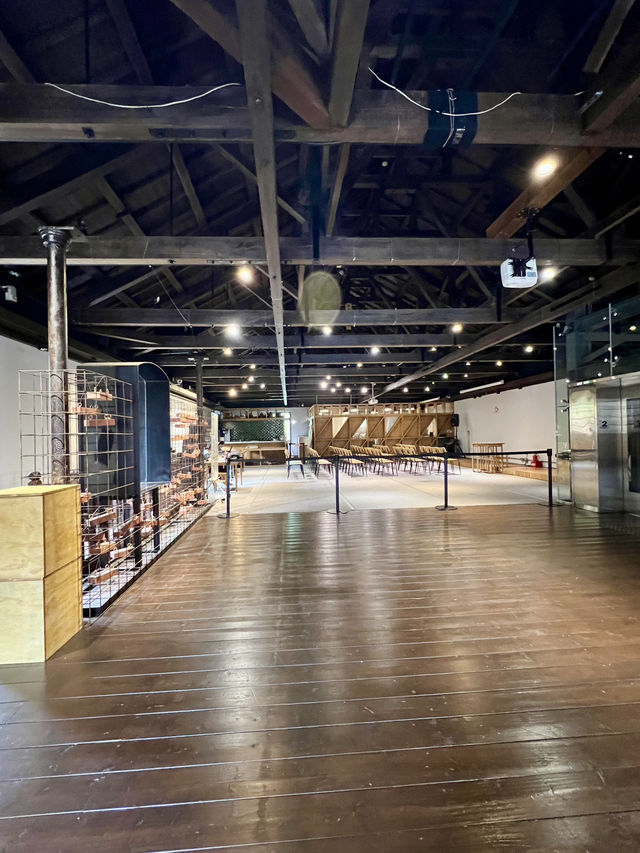台北駅・北門駅 赤煉瓦の美しい三井記憶倉庫内のカフェ 川流之島