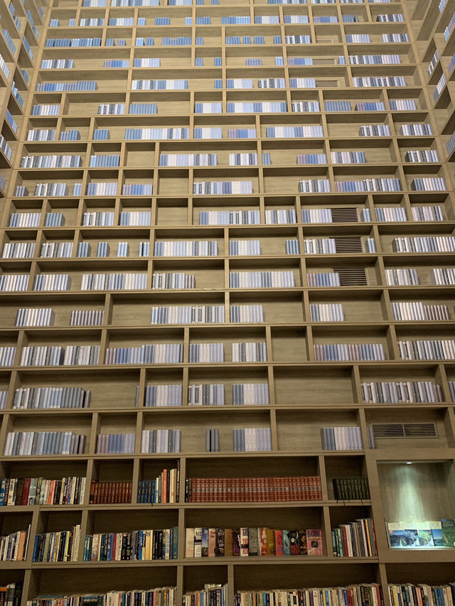 《從北投大地酒店的書海震撼醒來 → 被月老強制開啟戀愛任務 → 八里夕陽美到想原地求婚 → 晚餐在順來十全排骨爆吃到靈魂出竅：我這趟出差根本不是工作，是天安排我談戀愛＋吃到飽的一日神級旅》