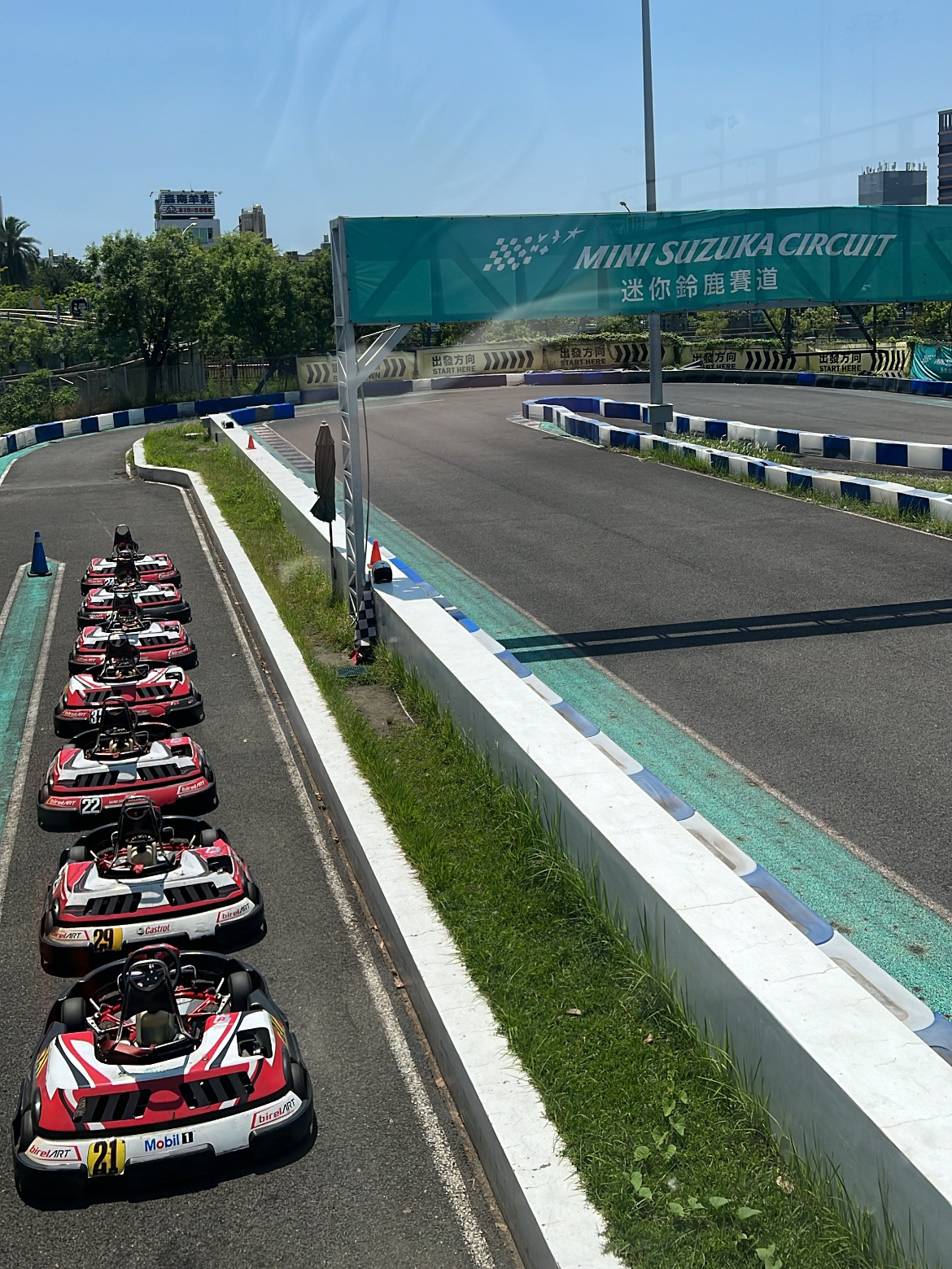 Destinasi hiburan terbaru dan terpopuler di Distrik Qianzhen, Kaohsiung, baru-baru ini adalah Suzuka Circuit Park! Di sini, Anda dapat menikmati sensasi balap kecepatan tinggi di bawah langit biru yang cerah, dan juga menikmati belanja di outlet – sebuah rencana perjalanan yang padat namun memuaskan! 😍 Baik Anda penggemar balap yang baru mengenal sensasi balap kecepatan tinggi atau seorang pembelanja cerdas yang mencari relaksasi, Anda pasti akan jatuh cinta dengan tempat ini!

🏁 Suzuka Circuit Park | Surga bagi Pecinta Balap Saat memasuki Suzuka Circuit Park (Alamat: No. 1-1, Zhong'an Rd., Distrik Qianzhen, Kota Kaohsiung), Anda akan disambut oleh deretan go-kart yang siap beraksi – suasana lintasan balapnya luar biasa, dan hanya melihatnya saja sudah cukup untuk memacu adrenalin Anda! Taman ini khusus menyediakan pengalaman balap go-kart dan merupakan salah satu dari sedikit tempat di Taiwan di mana Anda benar-benar dapat merasakan balap sungguhan. Bahkan penduduk setempat pun tak bisa menahan diri untuk merekomendasikannya, setelah mencobanya sendiri dan merasa sangat mengasyikkan – angin berdesir melewati telinga Anda, menginjak pedal gas saat Anda melaju kencang di tikungan – benar-benar memberi Anda perasaan "bermimpi menjadi pembalap mobil!"

Baik Anda pasangan, keluarga, atau sekelompok teman, Anda dapat berkompetisi dalam kecepatan di sini. Tersedia trek dengan berbagai tingkat kesulitan untuk dipilih, sehingga mudah bagi pemula. Anak-anak dapat menikmati kart ramah keluarga, sementara orang dewasa dapat mengincar kecepatan yang lebih tinggi. Sebelum balapan, instruktur akan memberikan penjelasan rinci tentang keselamatan dan teknik mengemudi, memastikan pengalaman yang bebas kekhawatiran.

🛍️ Belanja di OUTLET | Belanja, Makan, dan Hiburan di Satu Tempat
Setelah balapan, langsung beralih ke mode belanja! Di sebelah taman terdapat Dream Mall Outlets, koleksi beragam merek, mulai dari olahraga dan rekreasi hingga produk fesyen dan kecantikan—pilihan yang sangat banyak dengan diskon yang sering diberikan. Pecinta belanja tidak boleh melewatkannya! Selain itu, ada banyak toko makanan ringan dan minuman di dekatnya, jadi Anda dapat mengisi kembali energi kapan pun Anda lelah.

☀️ Sinar Matahari Musim Dingin yang Hangat di Kaohsiung
Perjalanan ini bertepatan dengan hari yang cerah, suhu yang sempurna untuk aktivitas luar ruangan. Langit biru dan lintasan go-kart menghasilkan foto-foto menakjubkan dari setiap sudut. Baik Anda menginginkan foto-foto sporty atau foto-foto bertema lanskap yang megah, semuanya sempurna. Pastinya tempat foto baru yang wajib dikunjungi di Kaohsiung.

📍Tips Perjalanan Praktis

1. Taman ini buka sepanjang tahun, buka pukul 10:30 pagi pada hari kerja (11:00 pagi - 8:30 malam) dan akhir pekan. Disarankan untuk datang lebih awal untuk menghindari keramaian, terutama pada akhir pekan ketika mungkin ada antrean.

2. Kami sarankan untuk mengenakan celana panjang dan sepatu kets agar lebih mudah dan aman saat bermain go-kart.

3. Harganya terjangkau, yaitu NT$75. Bagi yang ingin mencoba beberapa wahana sekaligus, tanyakan langsung di tempat tentang paket penawaran untuk nilai yang lebih baik.

4. Jika terjadi perubahan cuaca mendadak, beberapa wahana mungkin ditutup sementara. Harap periksa pengumuman di taman.

🎡 Ringkasan Rekomendasi Itinerary
Suzuka Circuit Park di Kaohsiung menawarkan sensasi balap dan belanja di pusat perbelanjaan outlet, memadukan olahraga dan belanja dengan sempurna – Anda tidak akan pernah bosan! Baik itu liburan keluarga, kelompok teman, atau perjalanan solo, taman ini akan menciptakan kenangan tak terlupakan.

#KaohsiungFun #SuzukaCircuitPark #GoKartingExperience #KaohsiungFamilyAttractions #OutletShopping