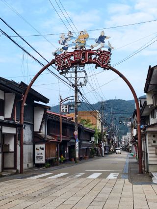 新町通：郡上八幡の歴史ある水の町の中心。