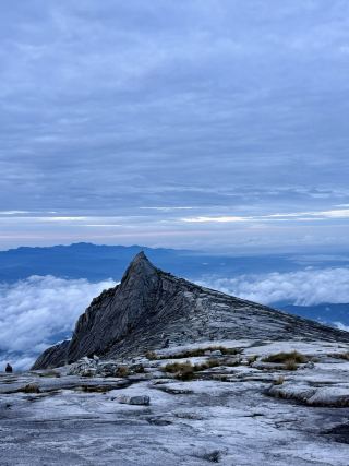 Standing on the Peak of Southeast Asia: Listening to the Wind and the Sea of Clouds 🏔️☁️