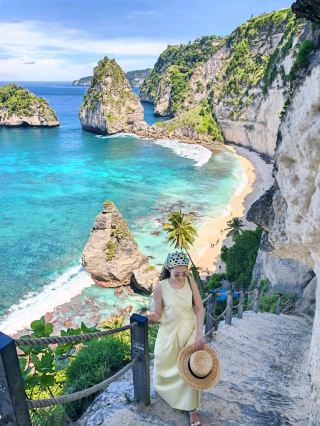 ✨ 百萬美元美景愛好者的秘密寶地!來義大利努沙佩尼達島 (Nusa Penida) 體驗令人驚豔的樹屋和必遊地標吧! 🇮🇩🌴

逃離峇裡島的喧囂,來努沙佩尼達島 (Nusa Penida) 體驗原始而又令人嘆為觀止的自然風光吧! 🌊 這座島嶼擁有高聳的懸崖、清澈碧綠的海水,以及無數絕佳的拍照地點,絕對是內容創作者的天堂!

今天,我們首先要介紹的是令人驚豔的樹屋 (Rumah Pohon)。這座樹屋坐落在東側的懸崖上,擁有俯瞰眾多島嶼的百萬美元美景。穿上飄逸的長裙,擺姿勢,留下最美的瞬間吧! 📸💛

📍 努沙佩尼達島 (Nusa Penida) 其他必遊景點:

霸王龍海灘 (Kelingking Beach):絕對不容錯過的頂級地標。一個形狀像霸王龍的懸崖,可俯瞰清澈碧綠的海水與潔白沙灘交相輝映的壯麗景色。 (喜歡冒險的人可以徒步走到崖底!)不過,從崖頂俯瞰的景色絕對值得一遊!

鑽石海灘和阿圖海灘:東海岸的迷人海灘,長長的混凝土台階從石灰岩懸崖蜿蜒而下,通往細膩的白沙和清澈見底的海水,在那裡您可以欣賞到美麗的珊瑚。

破碎海灘(帕西烏格):一個天然的圓形海灣,巨大的拱形懸崖,海浪拍打著海岸,形成獨特而壯麗的景象。

天使之潭:一個天然的懸崖泳池,池水清澈見底(建議在前往之前查看潮汐時間,以確保安全並保護水體的美麗)。

蝠鱝灣/水晶灣:一個熱門的浮潛地點,您有機會與蝠鱝共遊,並欣賞到原始的珊瑚礁。

💬 帶上你的熱情,收拾行囊去探索珀尼達島吧!

#NusaPenida #Bali #Indonesia #NusaPenidaIsland #BaliTravel #IndonesiaTravel #RumahPohon #TreeHouseBali #KelingkingBeach #DiamondBeach #BrokenBeach #AngelsBillabong #BaliAttractions #ripgraphyLoversions #ripgraphyLovers