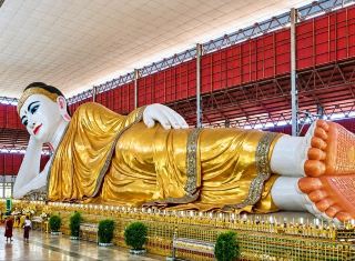 Paying homage to the reclining Buddha with sweet eyes (Kyauk Htat Gyi Buddha)
