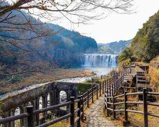 In-depth review of Chinda Falls: See the Niagara Falls of Oita alongside the stunning Ghibli-style ruins of an old power plant. 🌊🧱